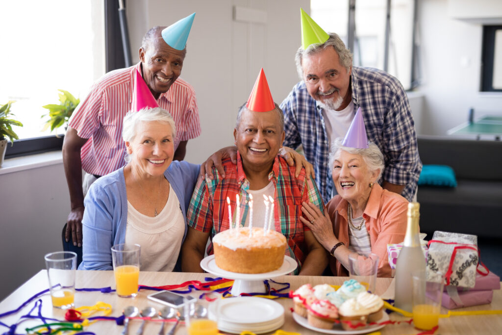 portrait,of,cheerful,senior,people,celebrating,birthday,at,nursing,home